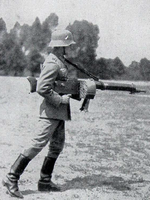 真要比谁才是世界第一把冲锋枪,hellriegel m1915明显比后来的ovp1918