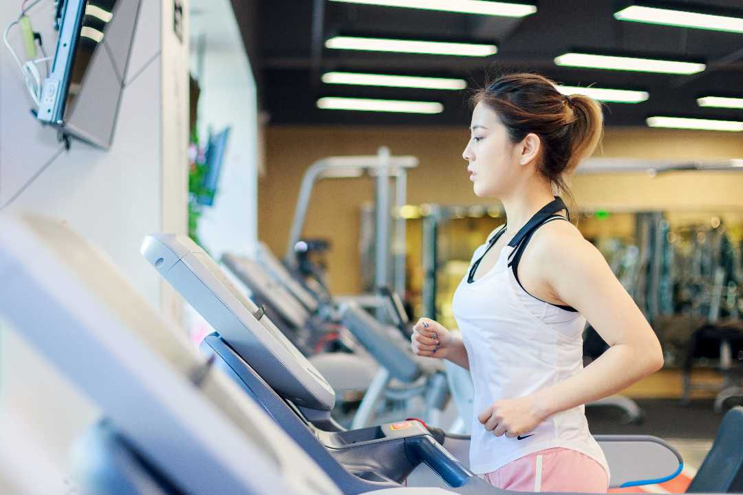                     睡觉腿抽筋是因为缺钙？医生：可能还有这几种情况