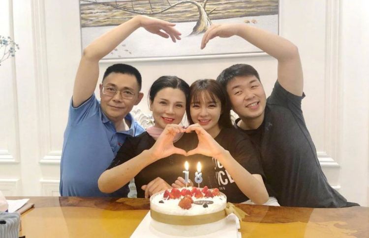 父母爱情全家福共几个人 4d57505e0b9a4de5b8e96b213bc55fff.jpeg