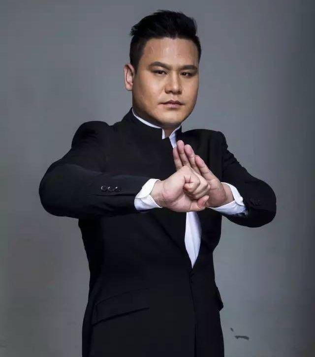 非超级散打王柳海龙莫属,他击败过宝力高,苑玉宝等一批高手,柳腿劈挂