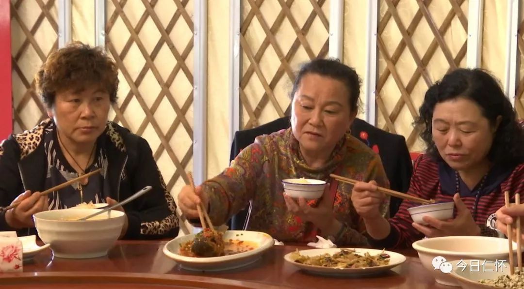 贵阳游客 廖桂芳:视野比较开阔,有山有水嘛,印象比较好,食物特产比较