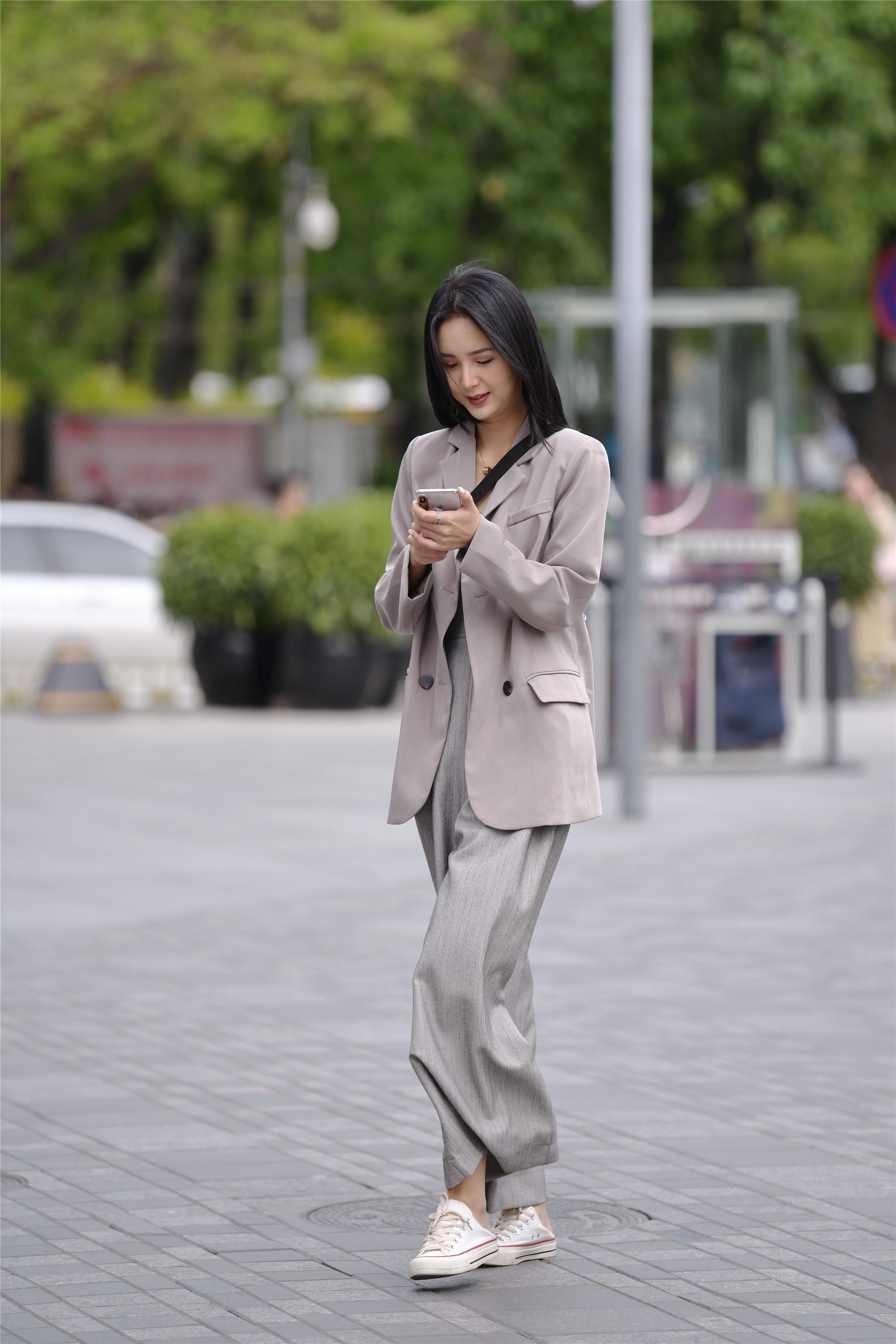 长裤西装美女图片-街拍职业黑色西裤美女-街拍职业装西裤美女(32p)