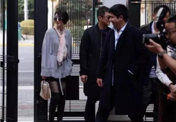 李亚鹏携绯闻女友亮相!女方被曝来头不小,二人面对镜头毫无惧色! bt365体育在线娱乐场