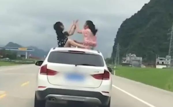 【1024·注意】两女孩坐行驶中宝马车顶猜拳,交警:将追罚 澳门bbin电子游戏