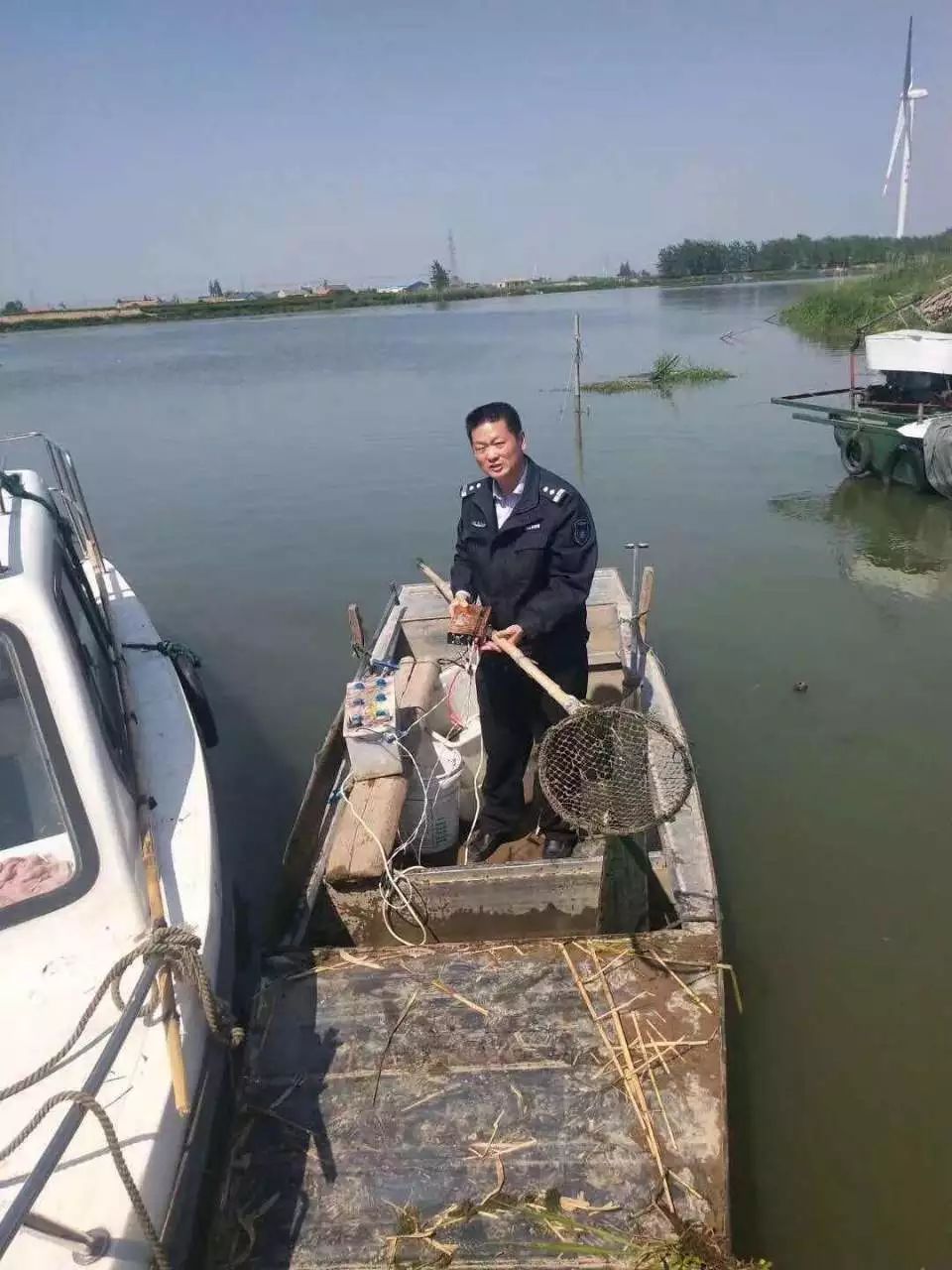 电捕鱼者弃船逃跑,亭湖区渔政监督大队有奖找人!