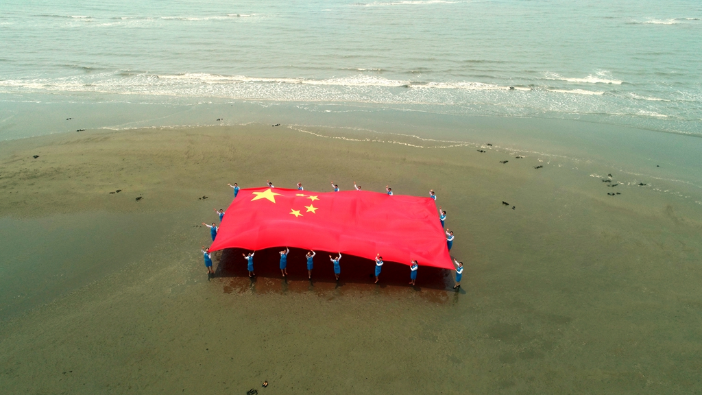 东兴金滩 展开的巨幅五星红旗 天影互动供图
