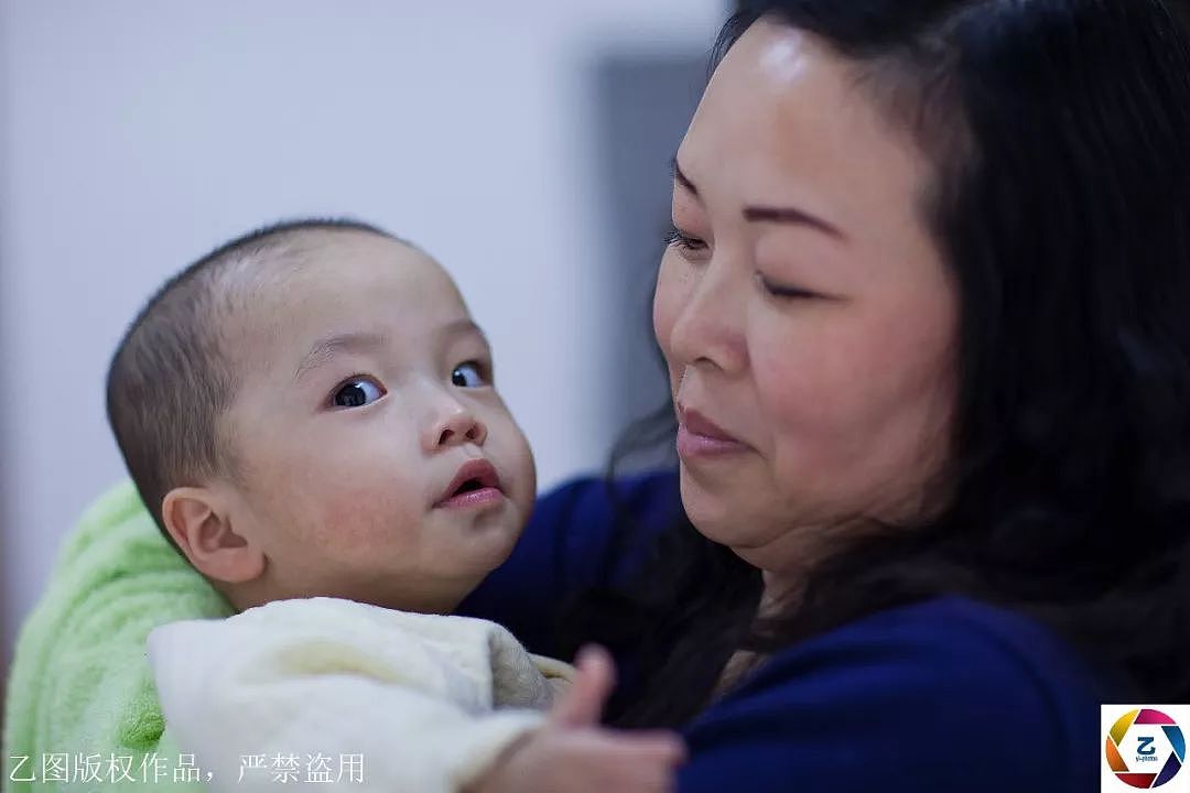 弃婴被送美国，机场孩子回头看了一眼，中国寄养妈妈一路哭着回家 （组图） - 1