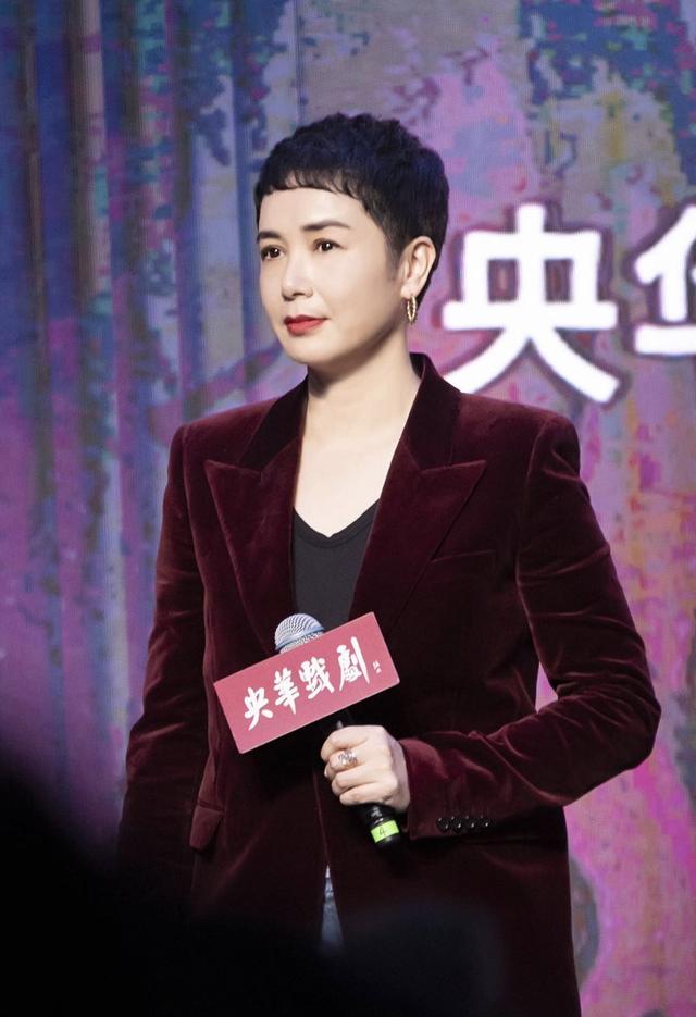 蒋雯丽近照 活力满满像小姑娘 网友:哪像50岁?