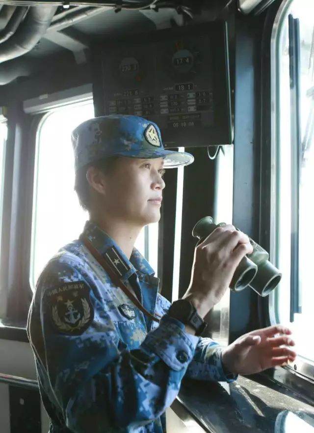 她34岁博士毕业,放弃100万年薪入伍当兵,如今是中国首位女舰长!一句话刷爆朋友圈
她34岁博士毕业,放弃100万年薪入伍当兵,如今是中国首位女舰长!一句话刷爆朋友圈