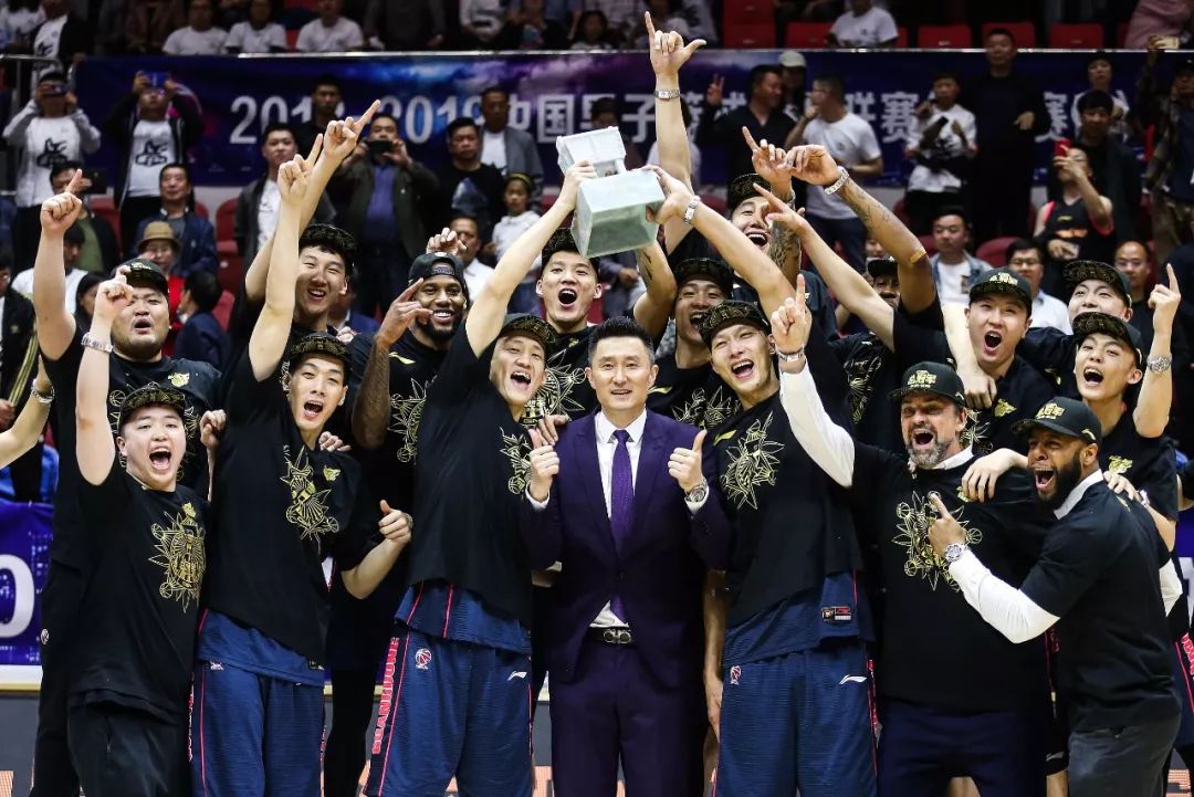 一天体坛:CBA总决赛广东横扫新疆 易建联