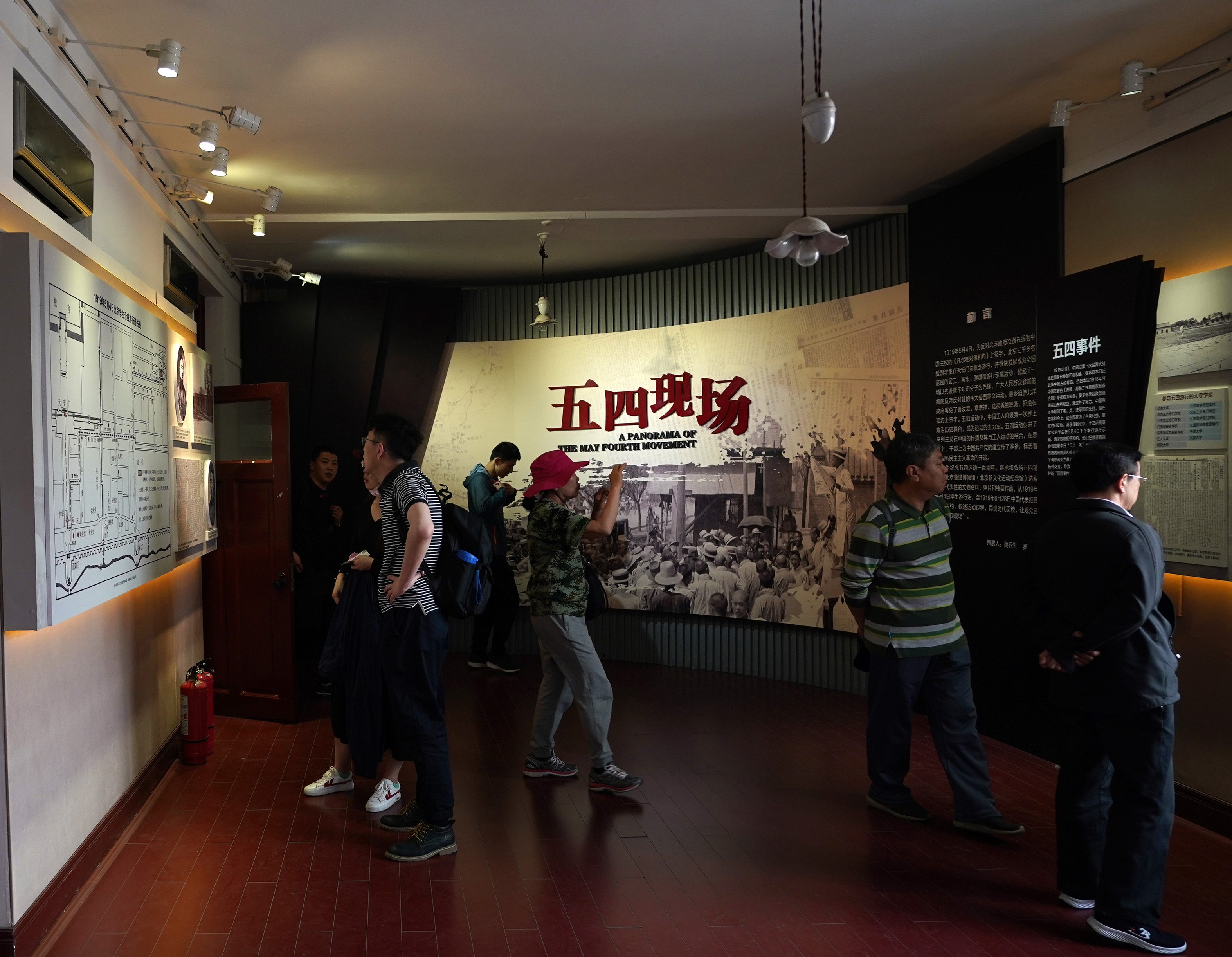 5月3日,参观者在依托原北京大学红楼建立的北京新文化运动纪念馆内