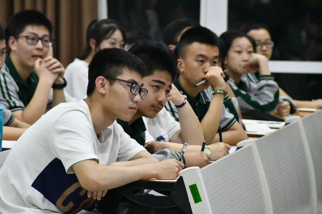 成外高新团课培训暨入团考试,让每位学生争做“优秀好团员”!
成外高新团课培训暨入团考试,让每位学生争做“优秀好团员”!