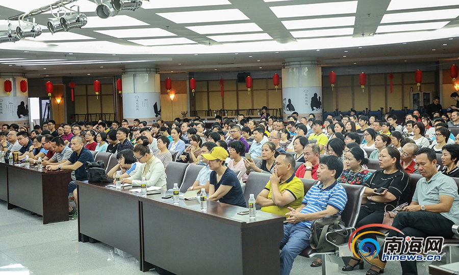 
名师传授英语提分技巧2019“海南名师专家团”高考公益讲座在海口开讲


