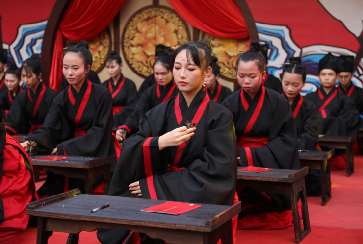五一小长假百信广场重现传统冠笄之礼成人礼