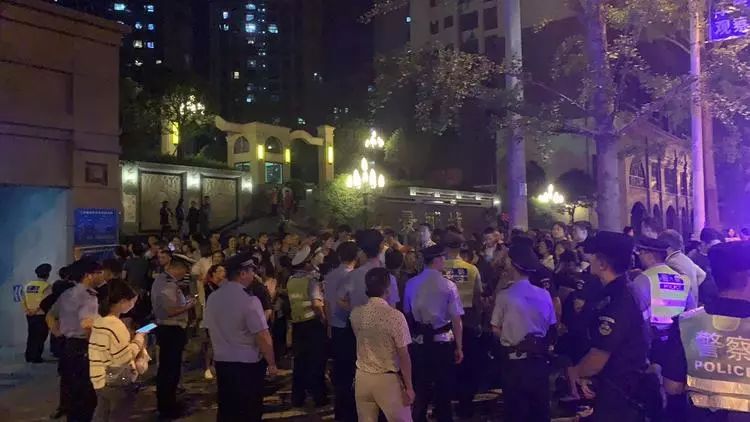 闹大了!宜宾惊现“天价”停车费,业主集体堵门抗议! 日本一本道无码新