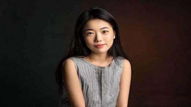 
高考被清华降60分录取的美少女作家，现在也变得跟普通人一样



