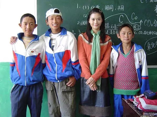 她34岁博士毕业,放弃100万年薪入伍当兵,如今是中国首位女舰长!一句话刷爆朋友圈
她34岁博士毕业,放弃100万年薪入伍当兵,如今是中国首位女舰长!一句话刷爆朋友圈