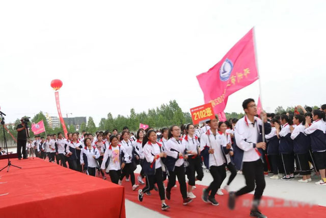
邓州市二高中举行高二期中考试总结暨一轮复习启动仪式


