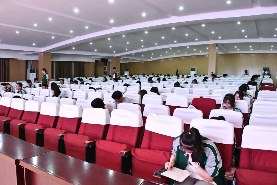 成外高新团课培训暨入团考试,让每位学生争做“优秀好团员”!
成外高新团课培训暨入团考试,让每位学生争做“优秀好团员”!