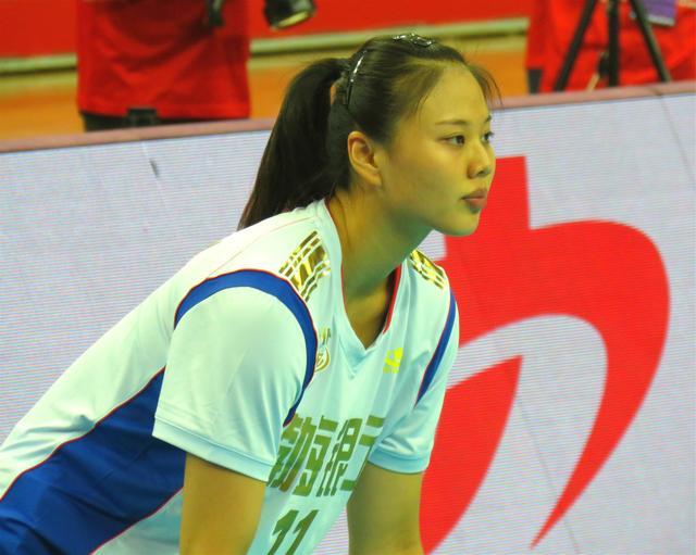 央视CCTV5直播中超恒大对国安 新媒体直播女