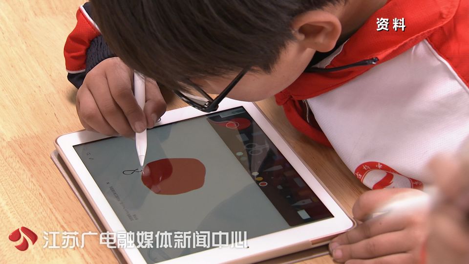 徐州家长注意!江苏禁止学生将个人手机、平板电脑带入课堂!
徐州家长注意!江苏禁止学生将个人手机、平板电脑带入课堂!