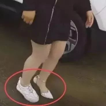 热议丨女子左脚高跟、右脚平底鞋开车, 下车后还说...交警都看傻眼了 云顶app下载