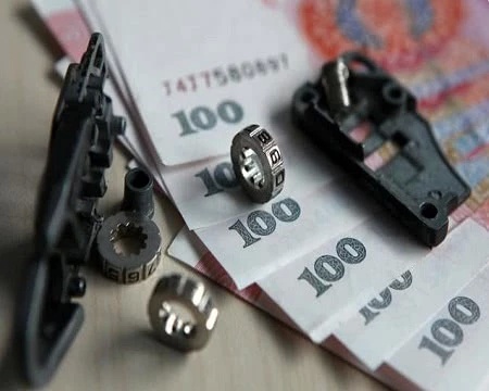 
为什么教师只能是穷人，为什么教师只能讲奉献，而不能讲回报？


