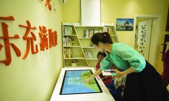 大数据助力贵阳打出教育精准扶贫“组合拳”
大数据助力贵阳打出教育精准扶贫“组合拳”