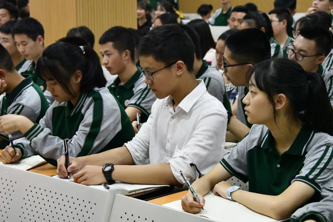 成外高新团课培训暨入团考试,让每位学生争做“优秀好团员”!
成外高新团课培训暨入团考试,让每位学生争做“优秀好团员”!