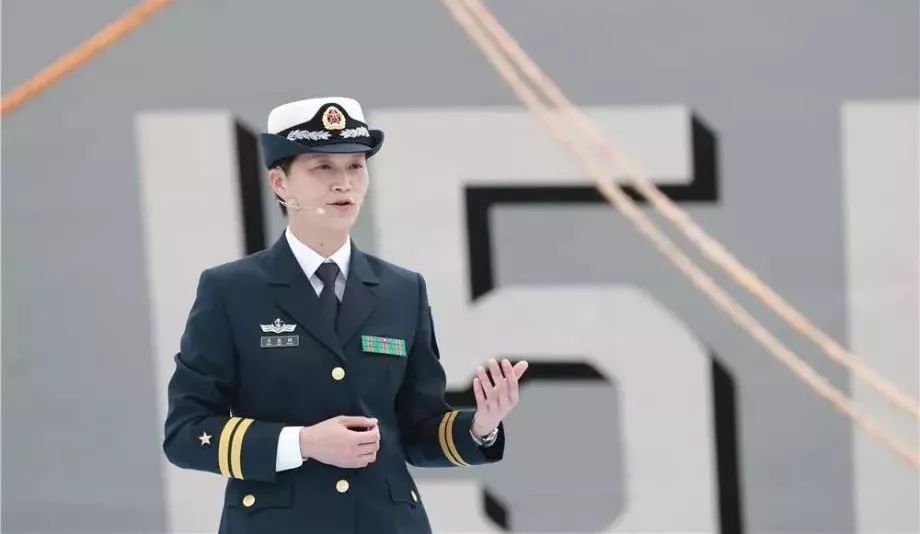 她34岁博士毕业,放弃100万年薪入伍当兵,如今是中国首位女舰长!一句话刷爆朋友圈
她34岁博士毕业,放弃100万年薪入伍当兵,如今是中国首位女舰长!一句话刷爆朋友圈