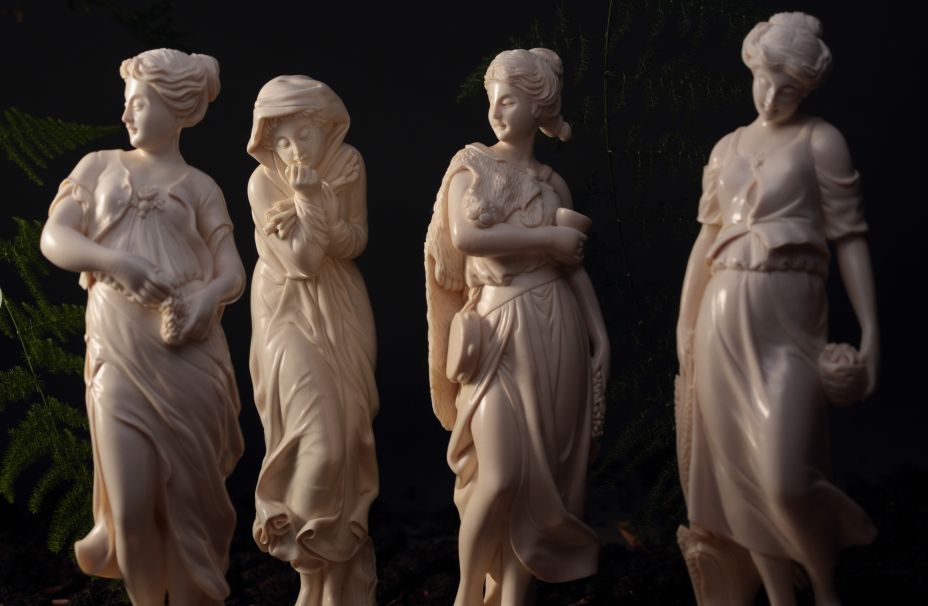 猛犸象牙四季女神像高20厘米四季女神是西方神话体系中代表春夏秋冬的四