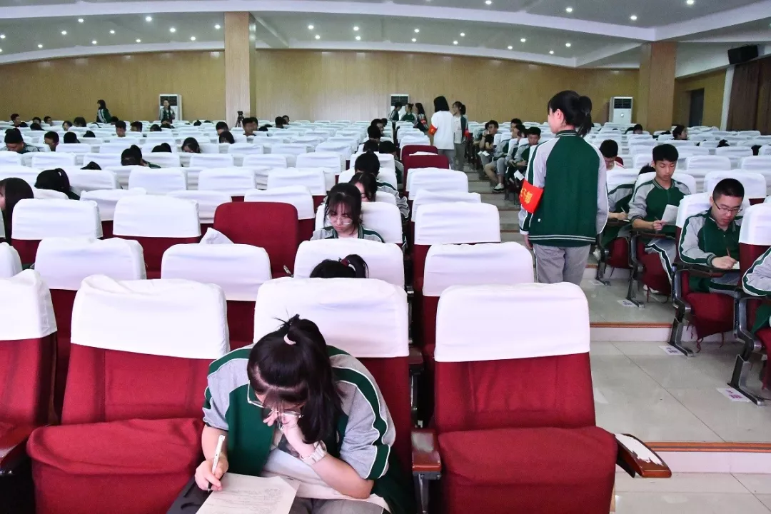 成外高新团课培训暨入团考试,让每位学生争做“优秀好团员”!
成外高新团课培训暨入团考试,让每位学生争做“优秀好团员”!