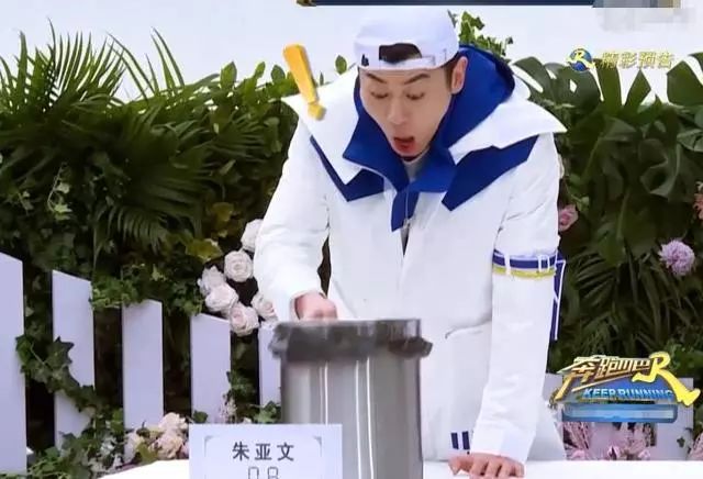 奔跑吧兄弟强行翻艺人垃圾桶用意何在郑恺李晨的物件令人忍不住开车