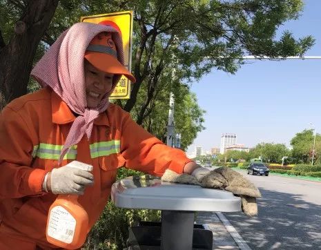 环卫工人坚守岗位: “马路干净了,我们心里高兴” 888真人集团888am