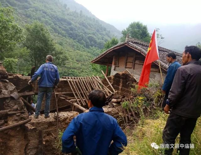 拆危治乱进行时 文县中庙镇"五一"小长假 拆危不停歇