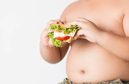                     想要孩子长得高，这些食物要少吃！