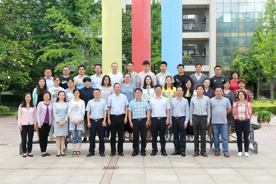 
扬州这所学校老师的中考命题获奖啦，棒！


