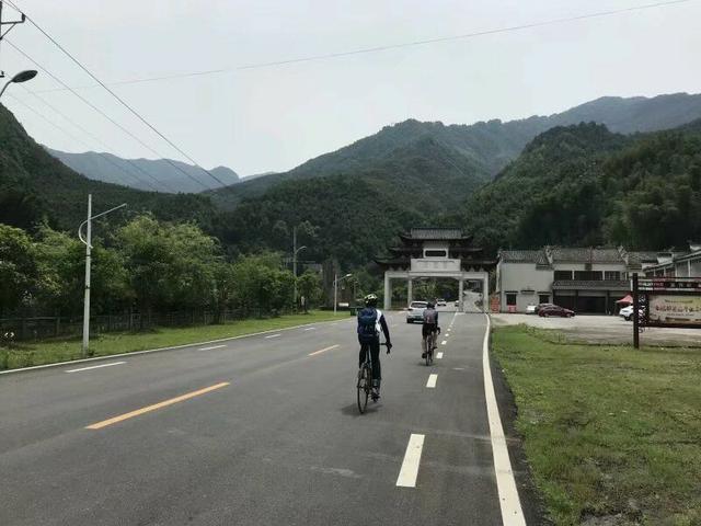 
原创
挑战自我武汉一高校六名大学生五一期间骑行近200公里



