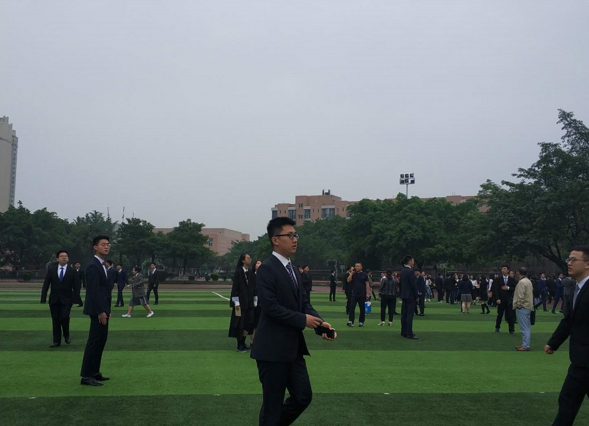 成都七中实验学校高2019届学生成人礼,特别的喝彩!
成都七中实验学校高2019届学生成人礼,特别的喝彩!