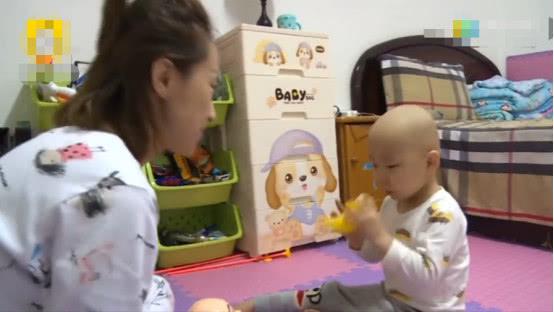                     儿子患白血病，父亲想要放弃治疗再生一个，母亲不同意宁可离婚
