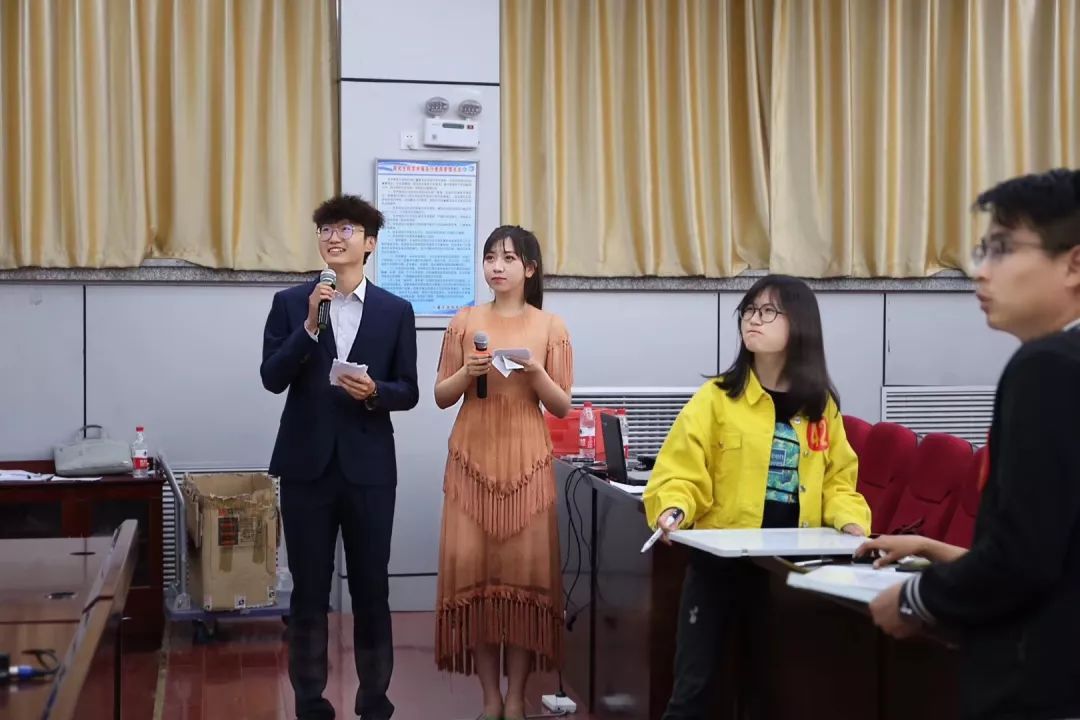 李铭镇,第十六届研究生会副主席包甜甜,政法学院研究生会主席孟艳秋