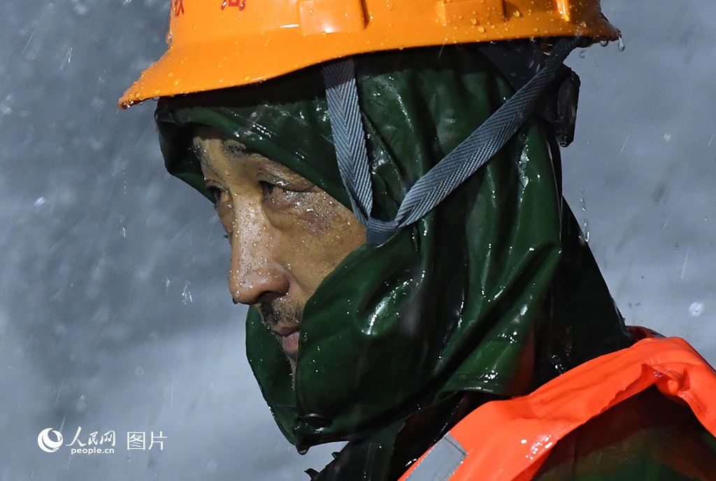 纪实:大瑞铁路工人为7分钟通行在