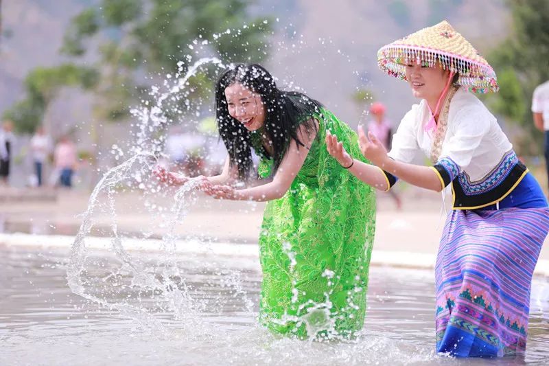 魅力傣乡千人共度泼水节