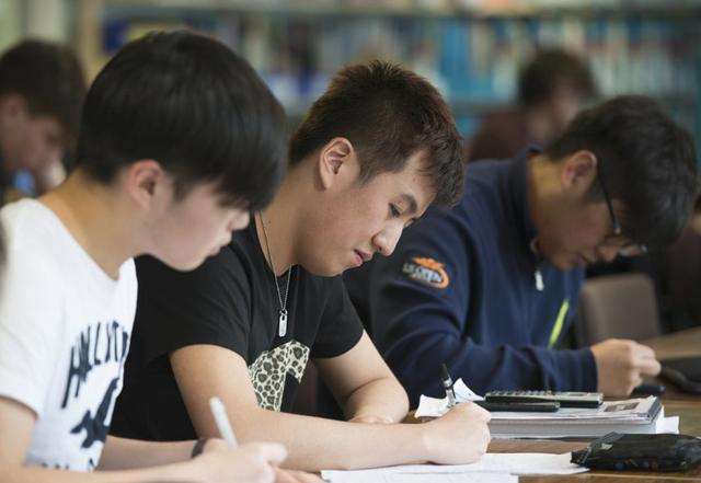 为什么那么多人去考公务员?是收入稳定吗?总结得太精辟了!
为什么那么多人去考公务员?是收入稳定吗?总结得太精辟了!