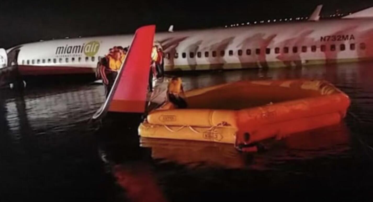 美国防部包了架波音737,意外发生冲入河中,这