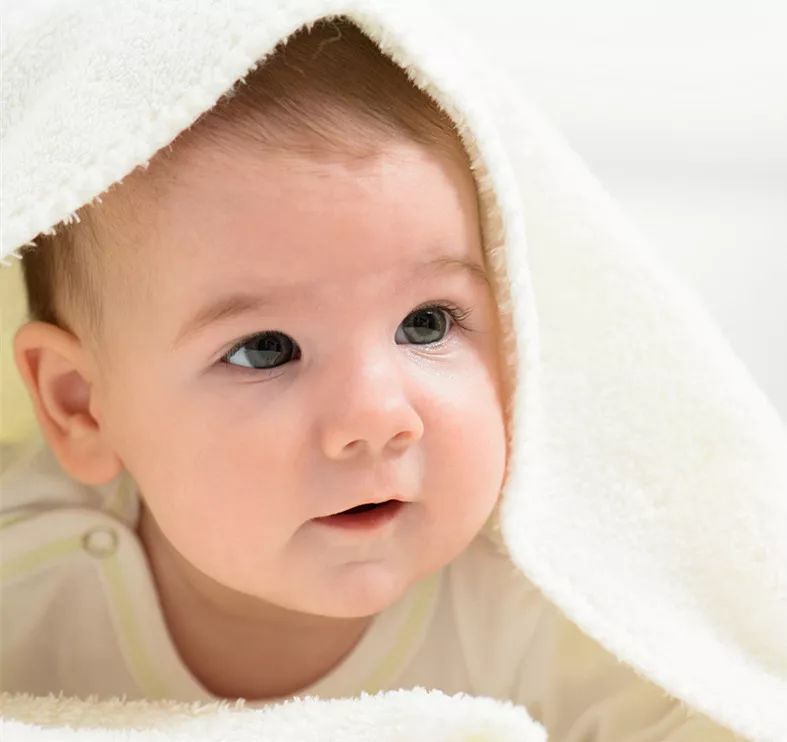                     原来宝宝洗澡用清水最好？3个婴儿肌肤保养小知识！