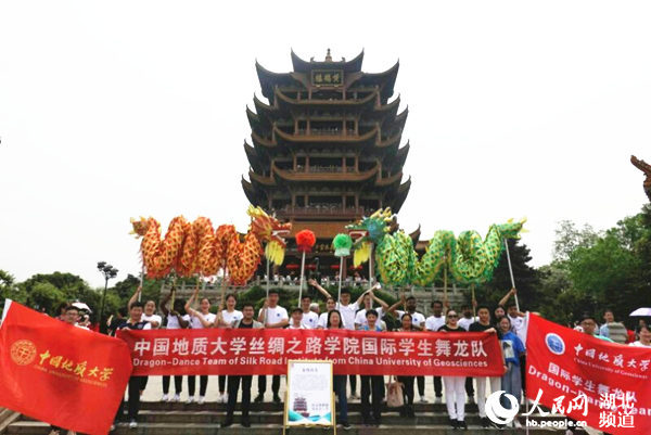 
留学生黄鹤楼前舞长龙国际学生展风采


