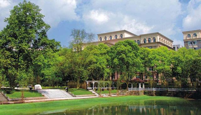 
中国最“大”的大学，同一个学校，竟然谈了场异地恋，走丢是常事


