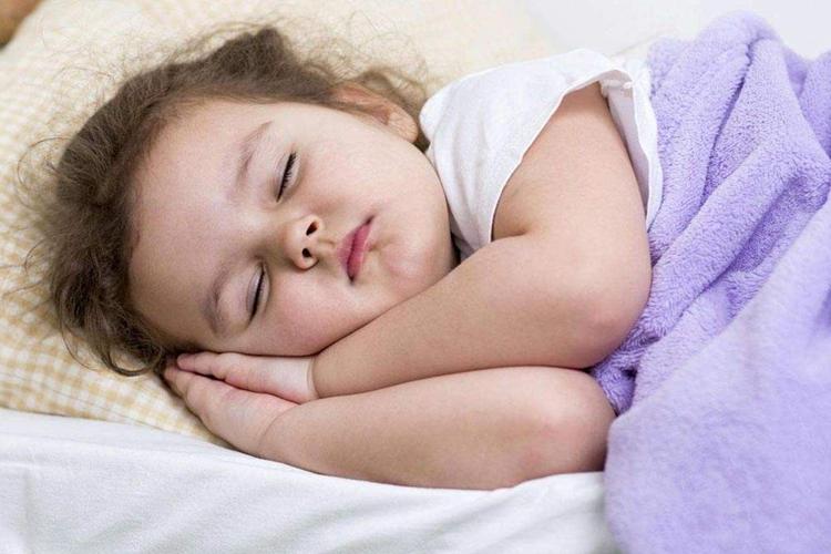                     原创            白天运动利于睡眠，想要孩子一觉睡到天亮，父母需这样引导