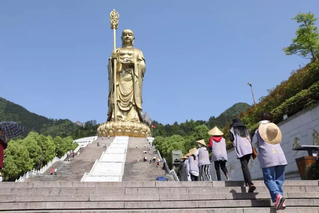 为纪念祖国建国70周年,广西桂平市西山龙华古寺湛空大和尚发愿,行脚